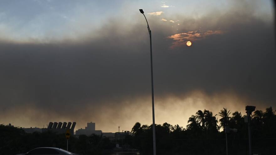 Incendio en isla Salamanca: se reactiva operación para controlar conflagración