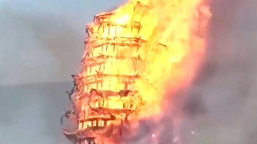 Incendio acaba con antiguo templo budista de 15 pisos