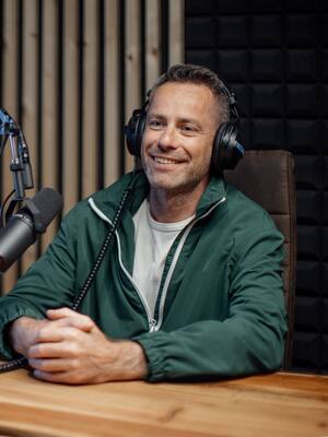 La radio resiste: la voz que nunca se apaga