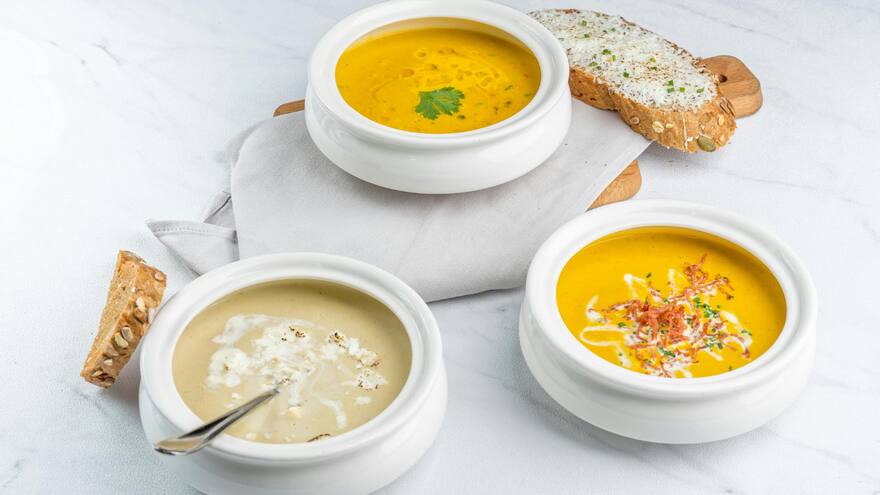 Prepare crema de coliflor, una nutritiva receta que se puede acompañar con queso rallado