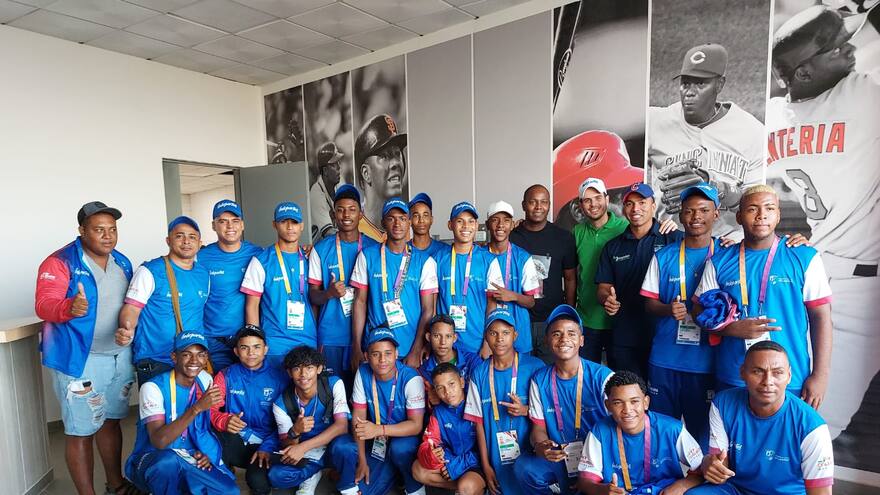 Édgar Rentería recibió a los campeones nacionales de béisbol de los juegos intercolegiados en el estadio en Barranquilla