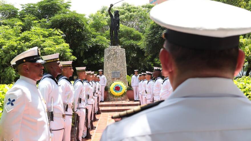 Con ofrenda floral, Barranquilla se suma a honores al almirante José Padilla López.