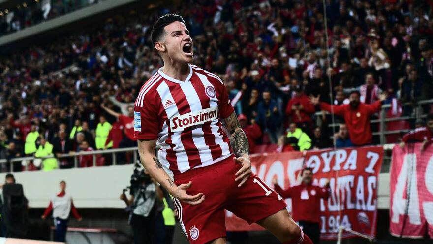 James marca con un potente cabezazo su primer gol en el Olympiacos