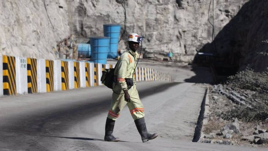 Rescatan con vida a once mineros atrapados en una mina de oro en Zimbabue