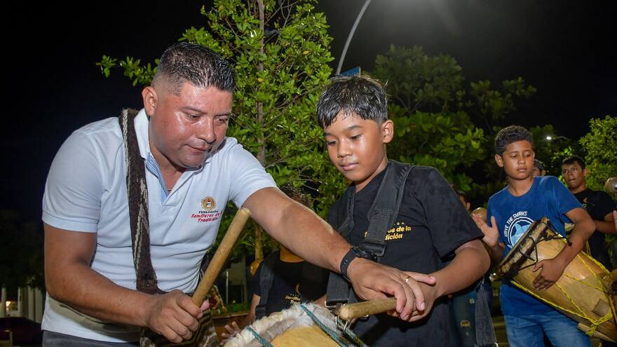 El maestro Alfonso González cultiva el amor por la cumbia con su semillero