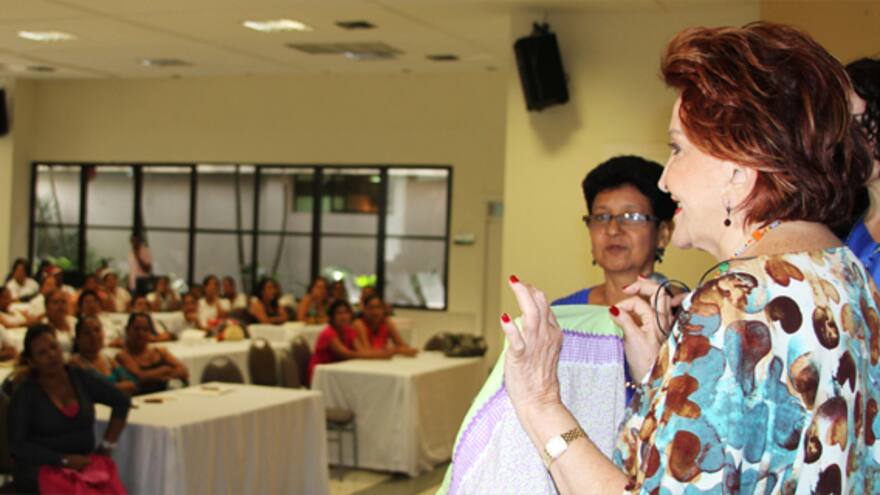 Expertos tecnifican oficios de mujeres del programa Transfórmate Tú Mujer