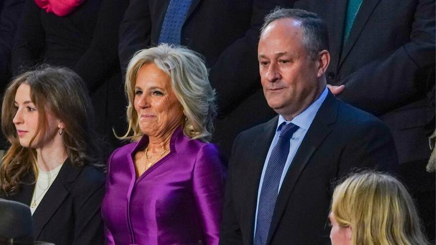 Video: ¿Jill, esposa de Joe Biden, se besó con el esposo de la vicepresidenta de Estados Unidos, Kamala Harris?