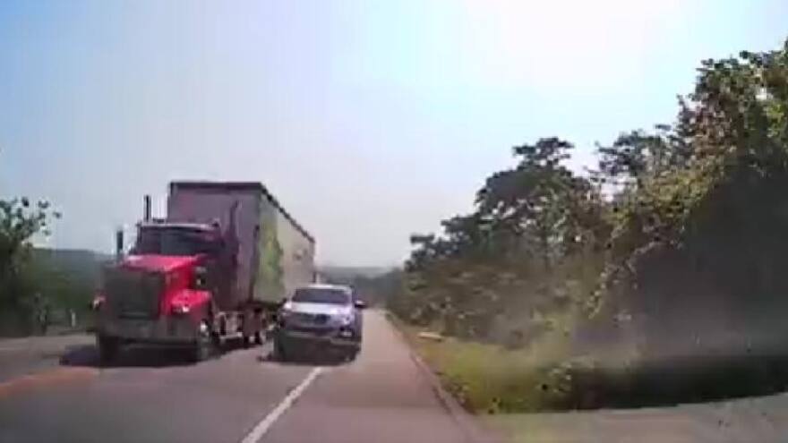 Identifican al dueño de camioneta que casi provoca un accidente en Bolívar