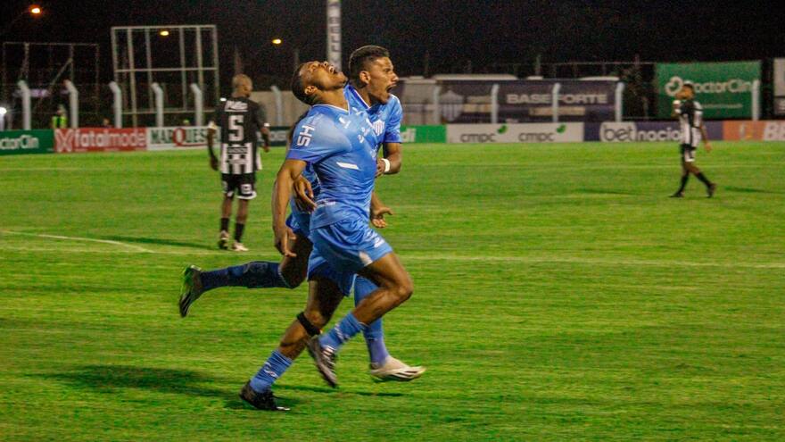 Conoce la muerte de su padre en el calentamiento, entra a jugar y anota