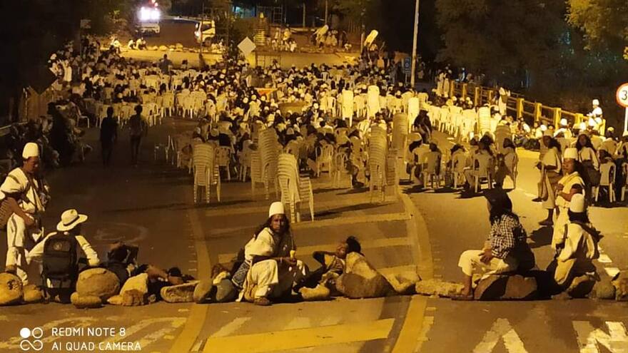 Valledupar: Indígenas arhuacos bloquean entrada a la ciudad, a la altura del puente Hurtado | Piden presencia del Gobierno