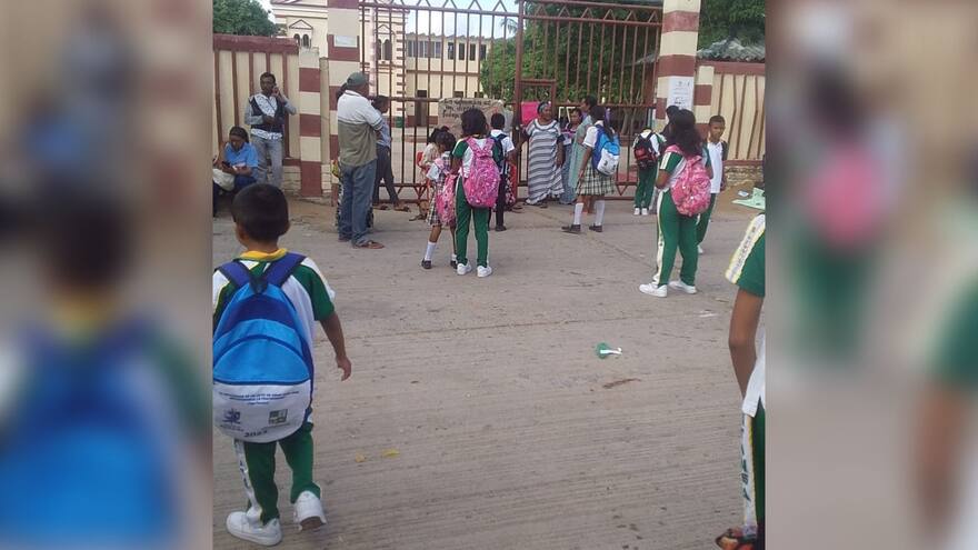 Por expulsión de diez estudiantes, padres se toman internado en La Guajira