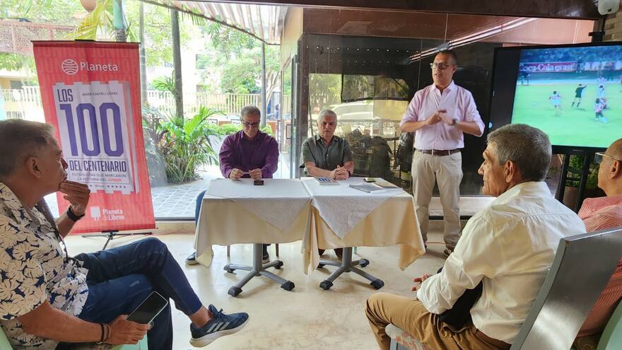 Javier Castell y el libro ‘Los 100 del centenario’ de Junior