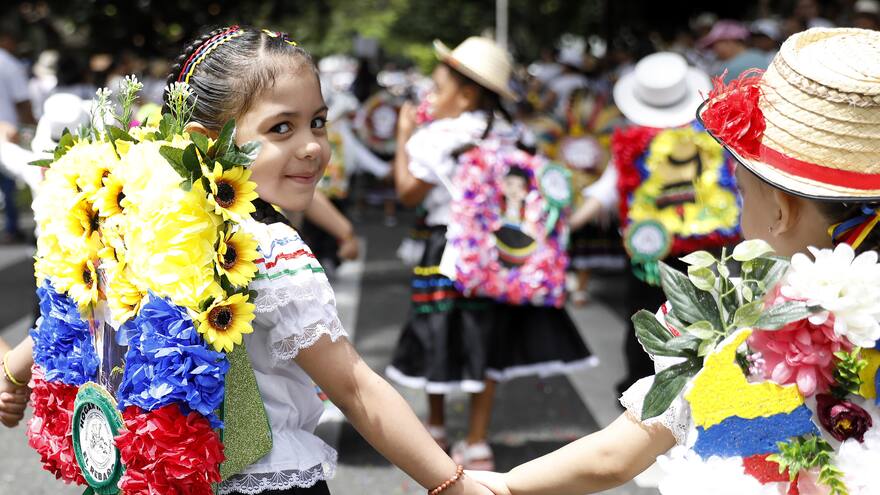 Desfilan 2.700 niños “silleteritos” en la Feria de las Flores de Medellín