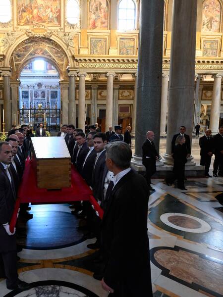 El entierro del papa Francisco se produjo ante el camarlengo y sus familiares