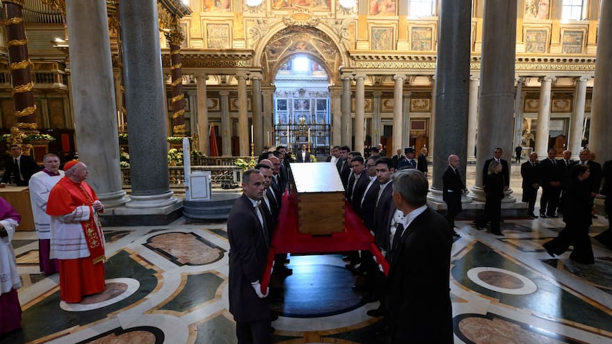 El entierro del papa Francisco se produjo ante el camarlengo y sus familiares