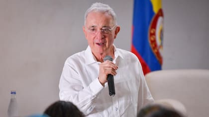 “Es una campaña política con un signo de tristeza”: expresidente Uribe Vélez
