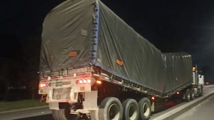 Tractomula que transportaba material explosivo se partió en dos y generó caos vehicular en Bogotá