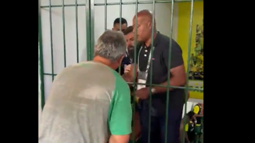 Video: encierran a jugadores en el camerino de un partido en Brasil
