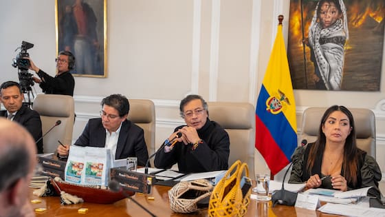 Petro denuncia que Colombia estaría siendo “bombardeada” desde Ecuador