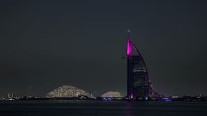 Nuevos ataques iraníes alcanzan un edificio en Dubái y tanques de combustible en Baréin