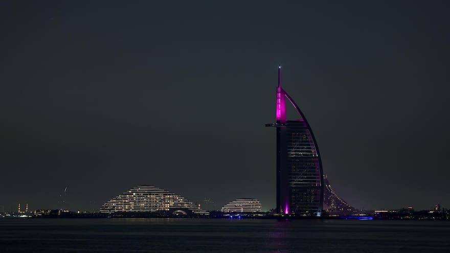 Cuatro heridos y “daños menores” tras ataques ireníes al aeropuerto de Dubái