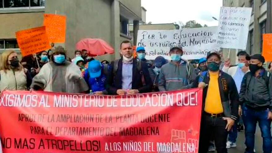 Maestros del Magdalena realizaron plantón frente a Mineducación en Bogotá