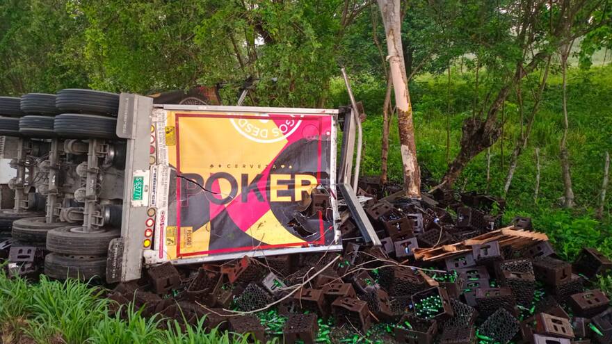 Camión de cerveza se volcó sobre la Cordialidad y su conductor resultó herido