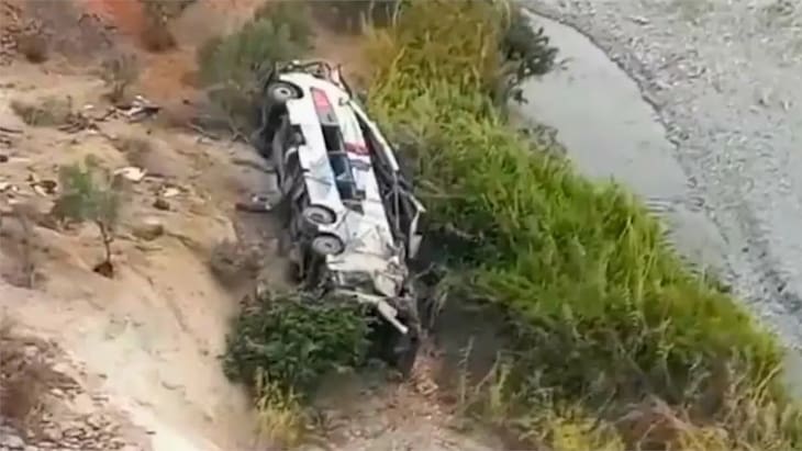 Al menos 37 personas muertas tras la caída de un autobús a un abismo en el sur de Perú