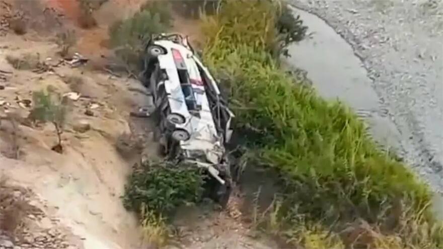 Al menos 37 personas muertas tras la caída de un autobús a un abismo en el sur de Perú