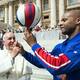 El papa Francisco se le midió al baloncesto de los Magos de Harlem
