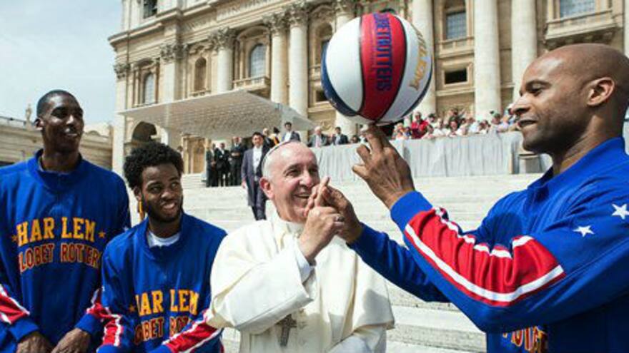 El papa Francisco se le midió al baloncesto de los Magos de Harlem