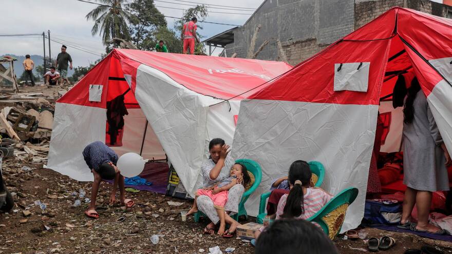 Ascienden a 310 los fallecidos por terremoto en Indonesia