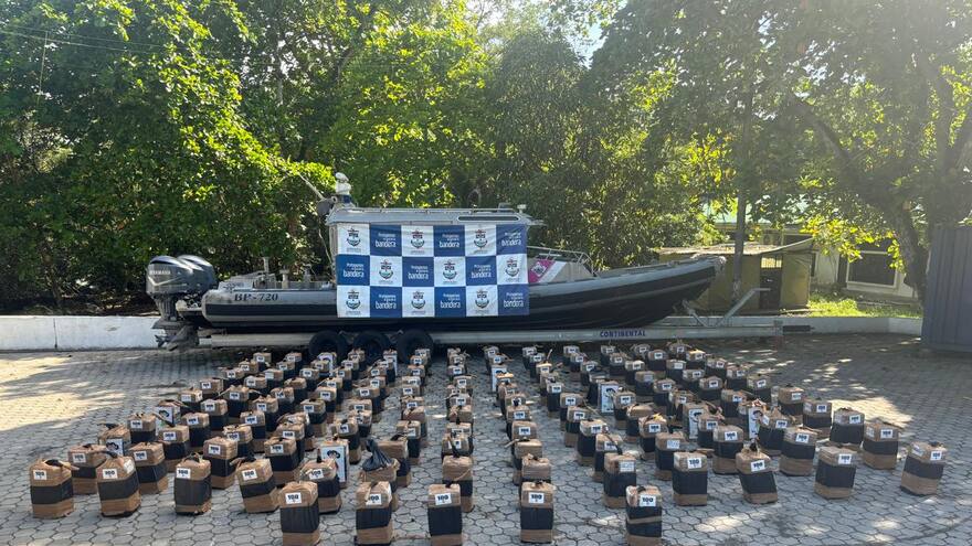 Armada y Fuerza Aérea incautan cerca de cinco toneladas de cocaína en Nariño