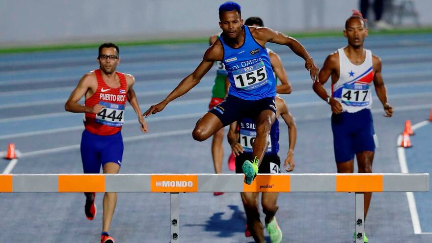 El colombiano Carlos Sanmartín gana oro en los 3.000 metros con obstáculos