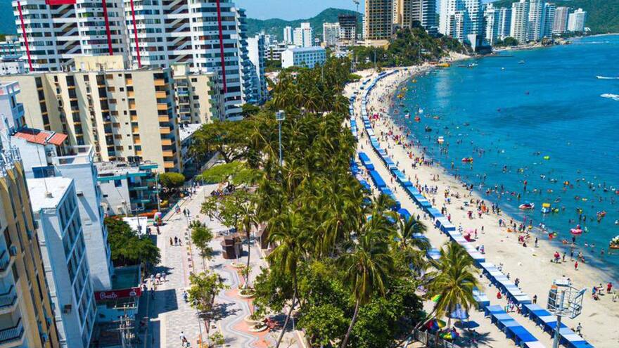 Empleado de aseo encontró maletín con dinero y lo devolvió a turista