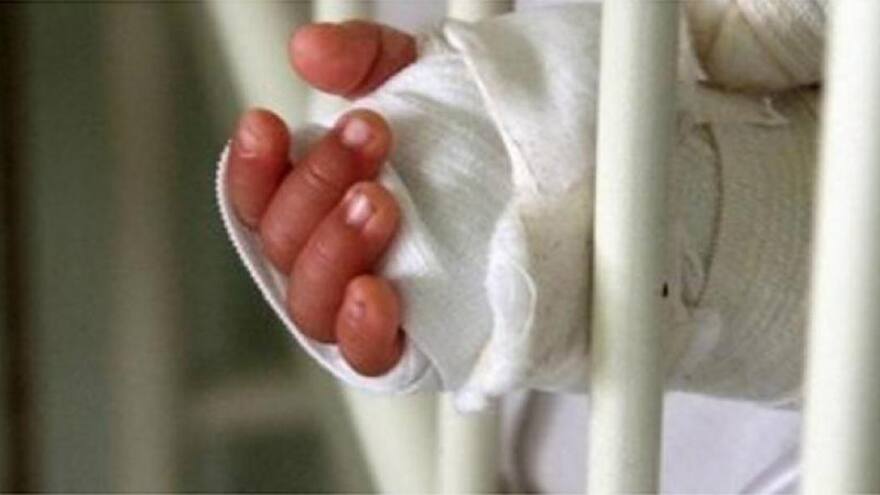 Padres escondieron dos días a su hijo con quemaduras en el ojo por pólvora