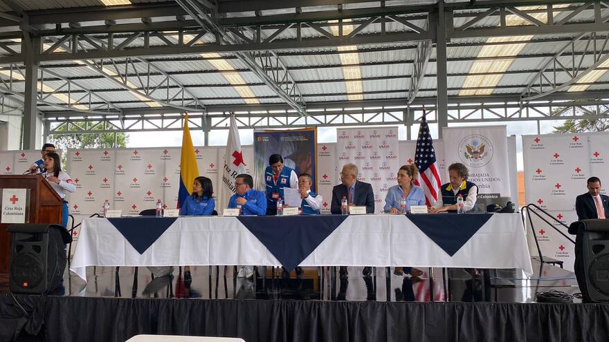 Colombia recibe dotación de equipos contra incendios