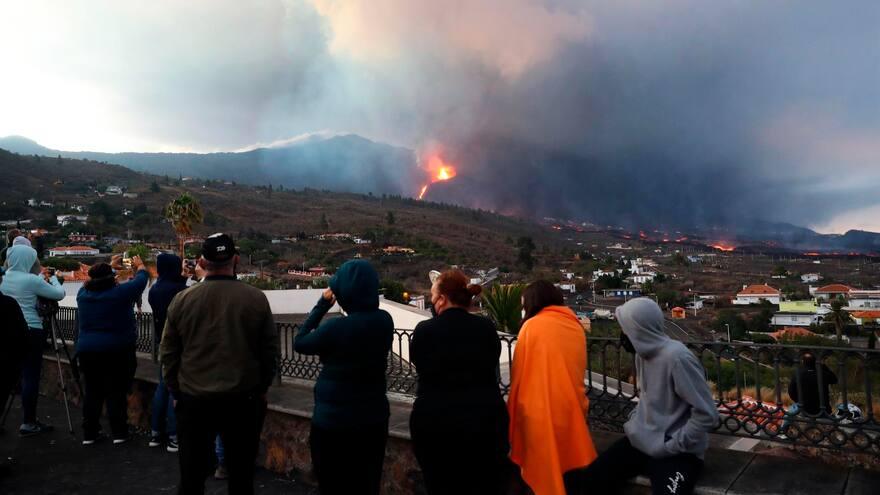 La lava sigue fluyendo y obliga a evacuar a otras 800 personas en La Palma