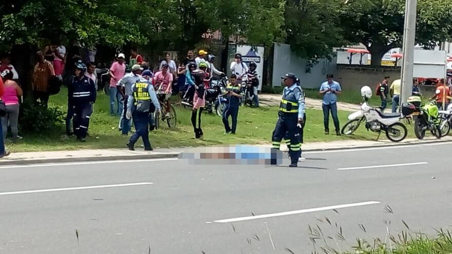 Muere hombre arrollado por tractomula en vía que conduce al aeropuerto
