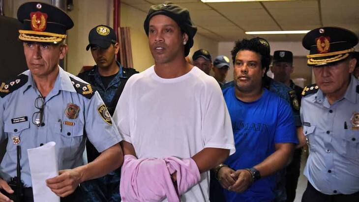 Juez decide mantener en prisión preventiva a Ronaldinho en Paraguay