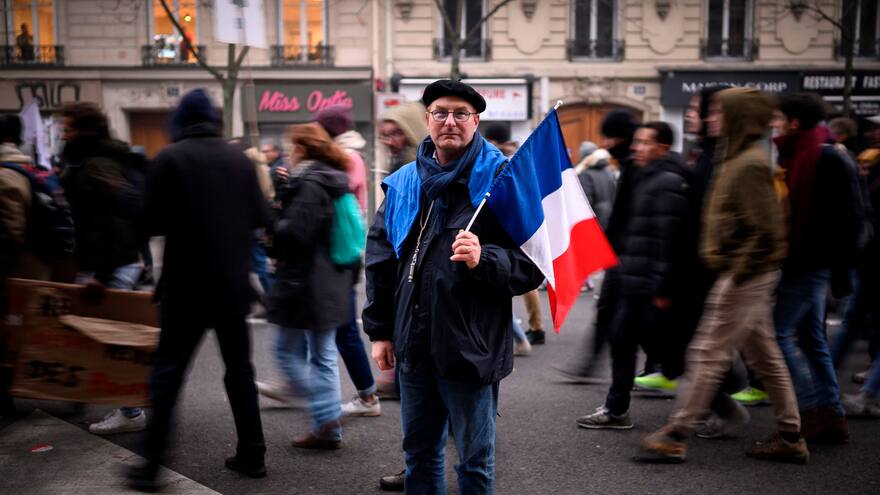 Gobierno francés se mantiene 'firme' en pleno pulso por reforma de pensiones