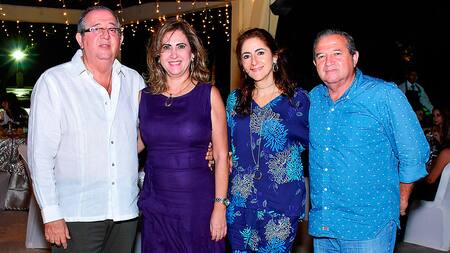 Gran Fiesta de Velitas en el Club Lagos de Caujaral