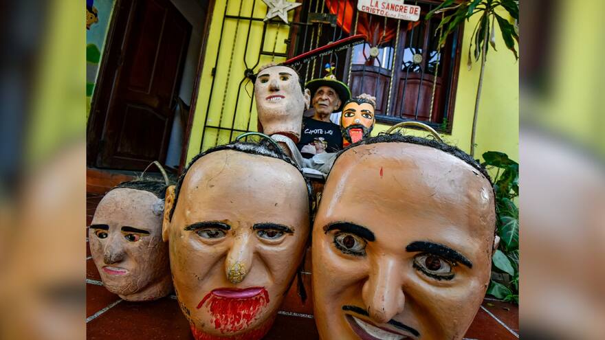 Carnaval de Barranquilla 2024: Disfraz ‘El Descabezado’ celebra 70 años. Las cabezas de las que cuelgan siete décadas de tradición