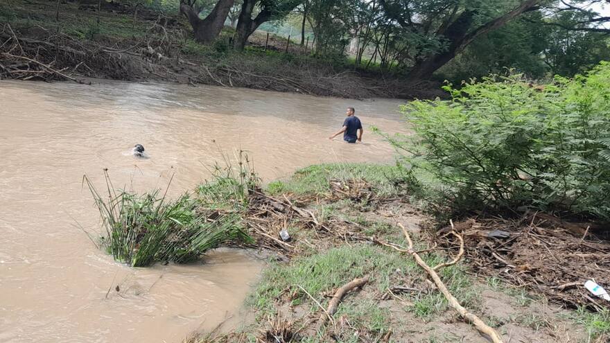 Buscan a mujer arrastrada por el río Pereira