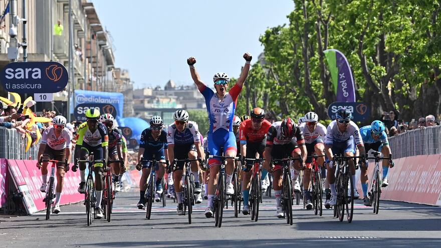 Fernando Gaviria terminó segundo en la quinta etapa del Giro de Italia