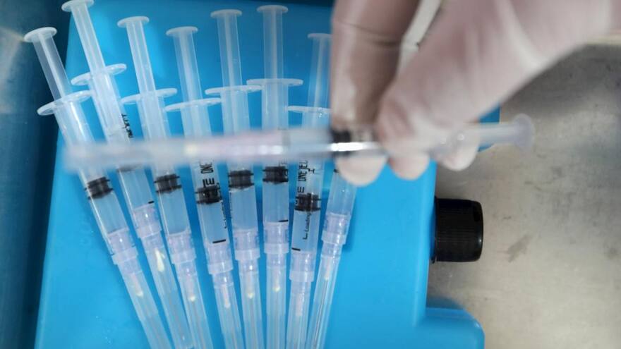 Ni las vacunas ni las PCR magnetizan con grafeno, según expertos