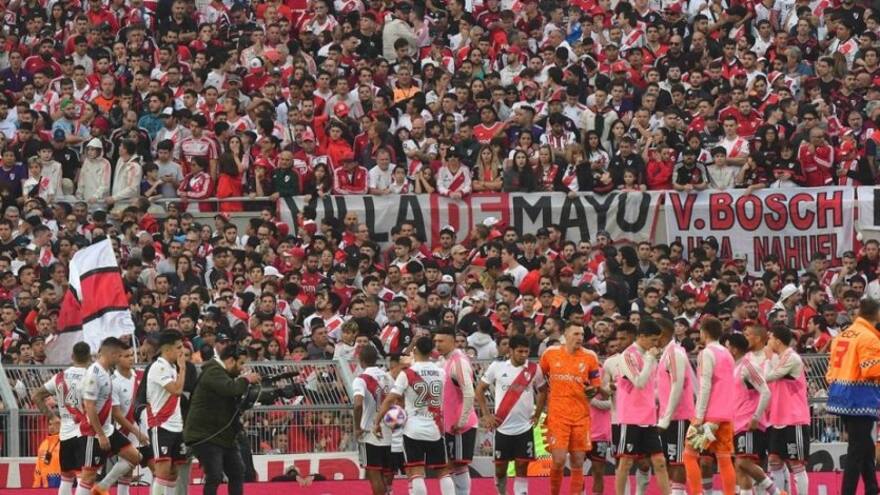 Hincha muere en el Monumental al caer de un tribuna: suspendido River-Defensa y Justicia