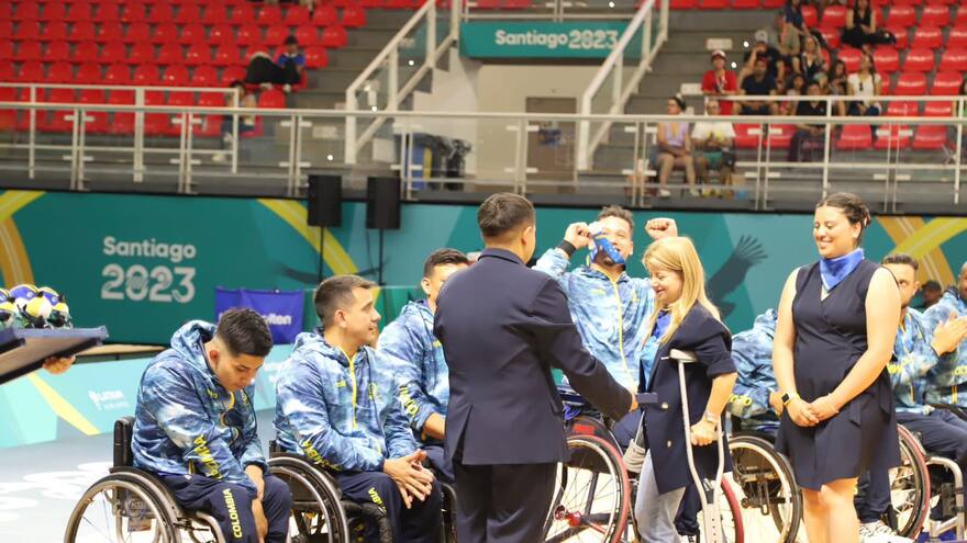 El improvisado atuendo con el que Elsa Noguera premió a paratletas colombianos en Chile que realizaron histórica actuación