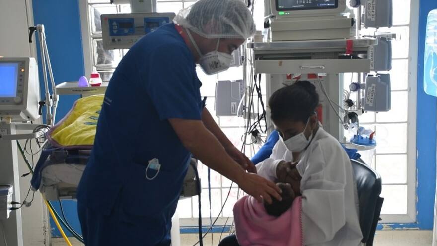 Bebé de dos semanas de nacida se salvó de morir gracias a un marcapasos