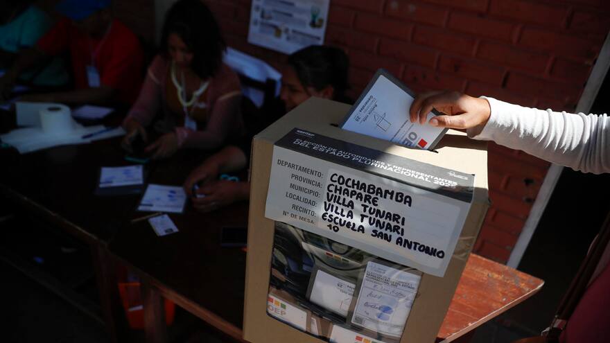 Las mesas electorales comienzan a cerrar tras ocho horas de votación en Bolivia